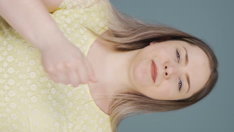 Video-Vertical-De-La-Mujer-Estornudando.-Paciente.